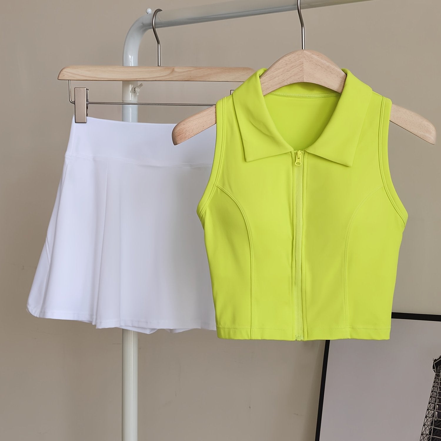 Set Deportivo 2 Piezas – Top con Almohadillas + Falda Short de Alto Rendimiento