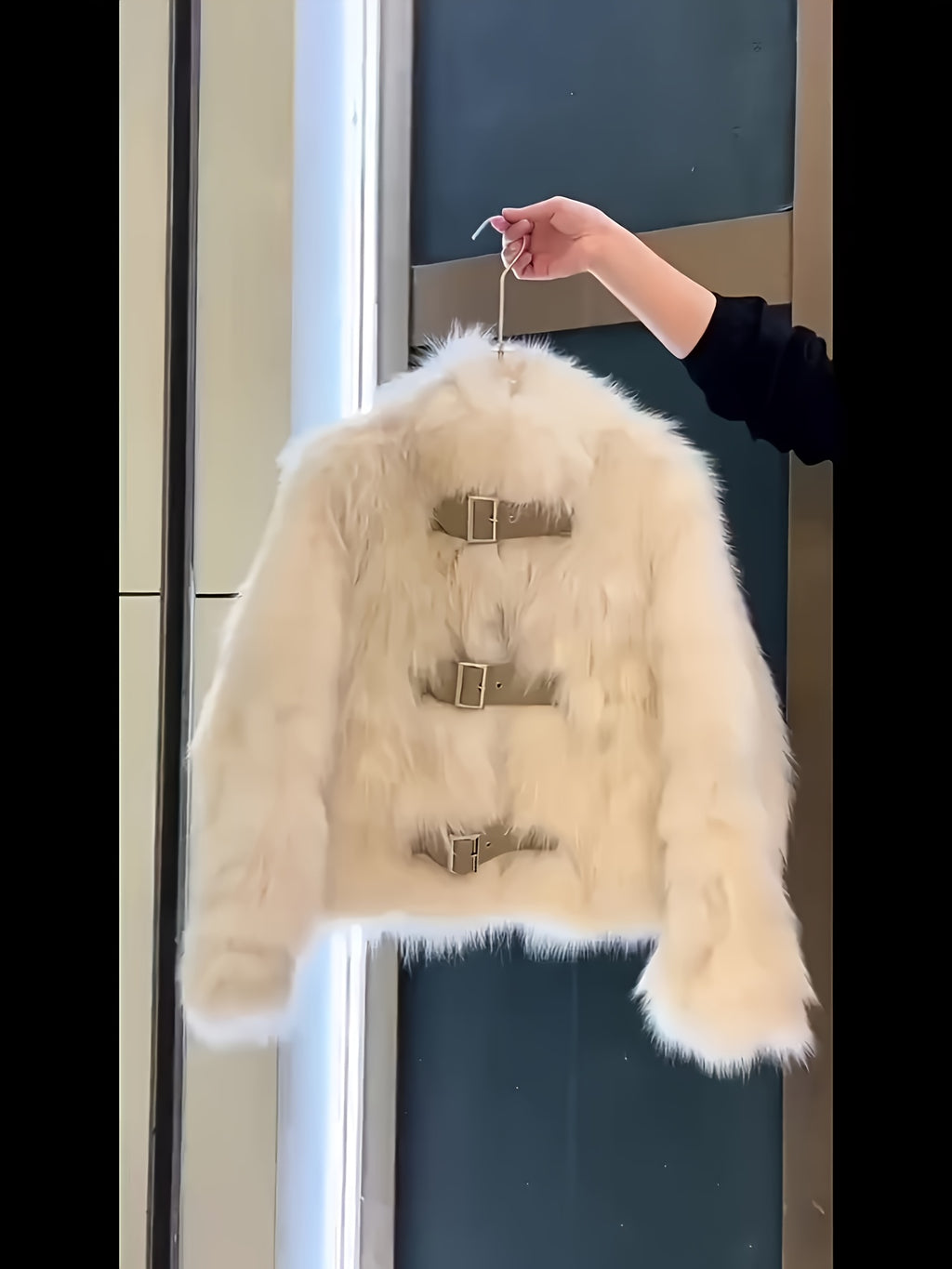 Abrigo Corto de Peluche · Cuello Alto y Botones