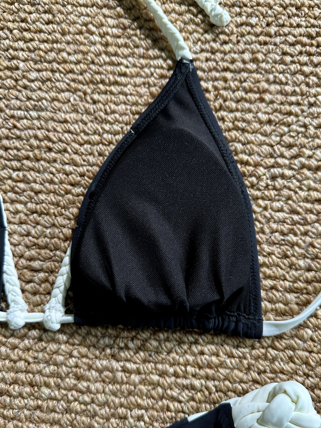 Bikini negro sexy con ribetes de cuerda