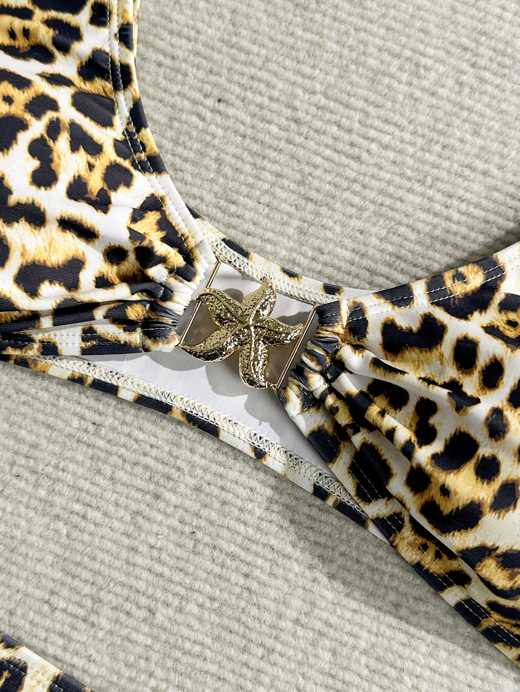 Bikini de leopardo con estrella metálica