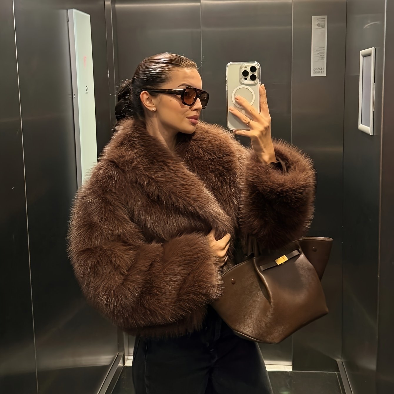 Abrigo sintético con cuello alto y botones