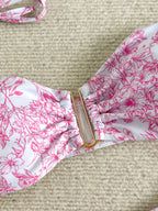 Bikini sexy con estampado floral rosa y tirantes desmontables.