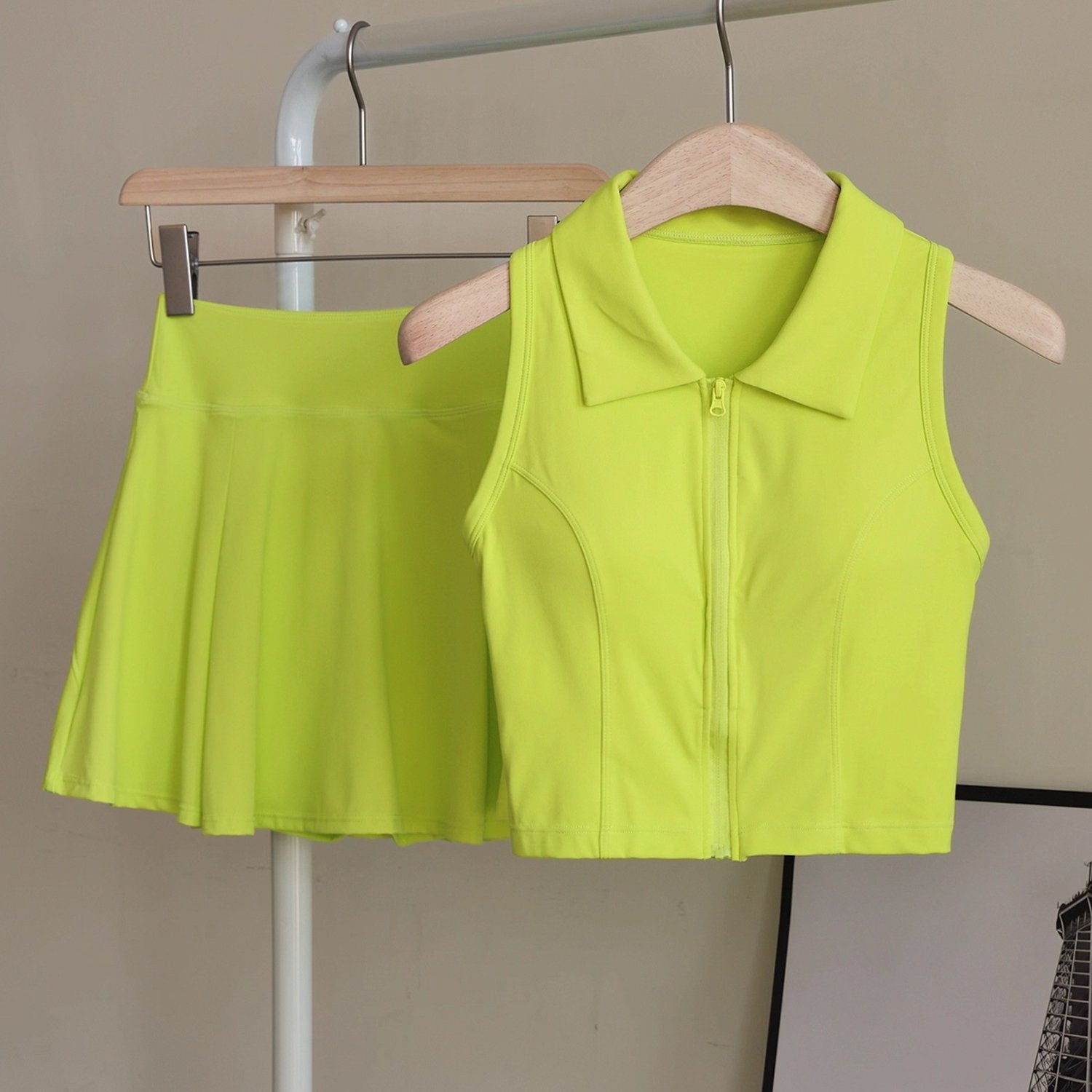 Set Deportivo 2 Piezas – Top con Almohadillas + Falda Short de Alto Rendimiento