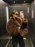 Abrigo sintético con cuello alto y botones