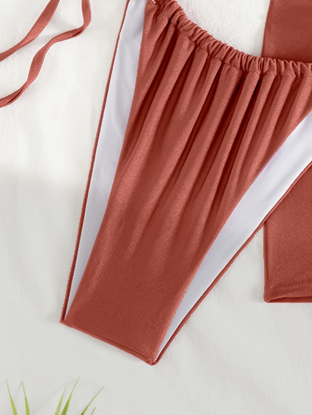 Bikini Fucsia 3 Piezas · Falda + Detalles Cruzados