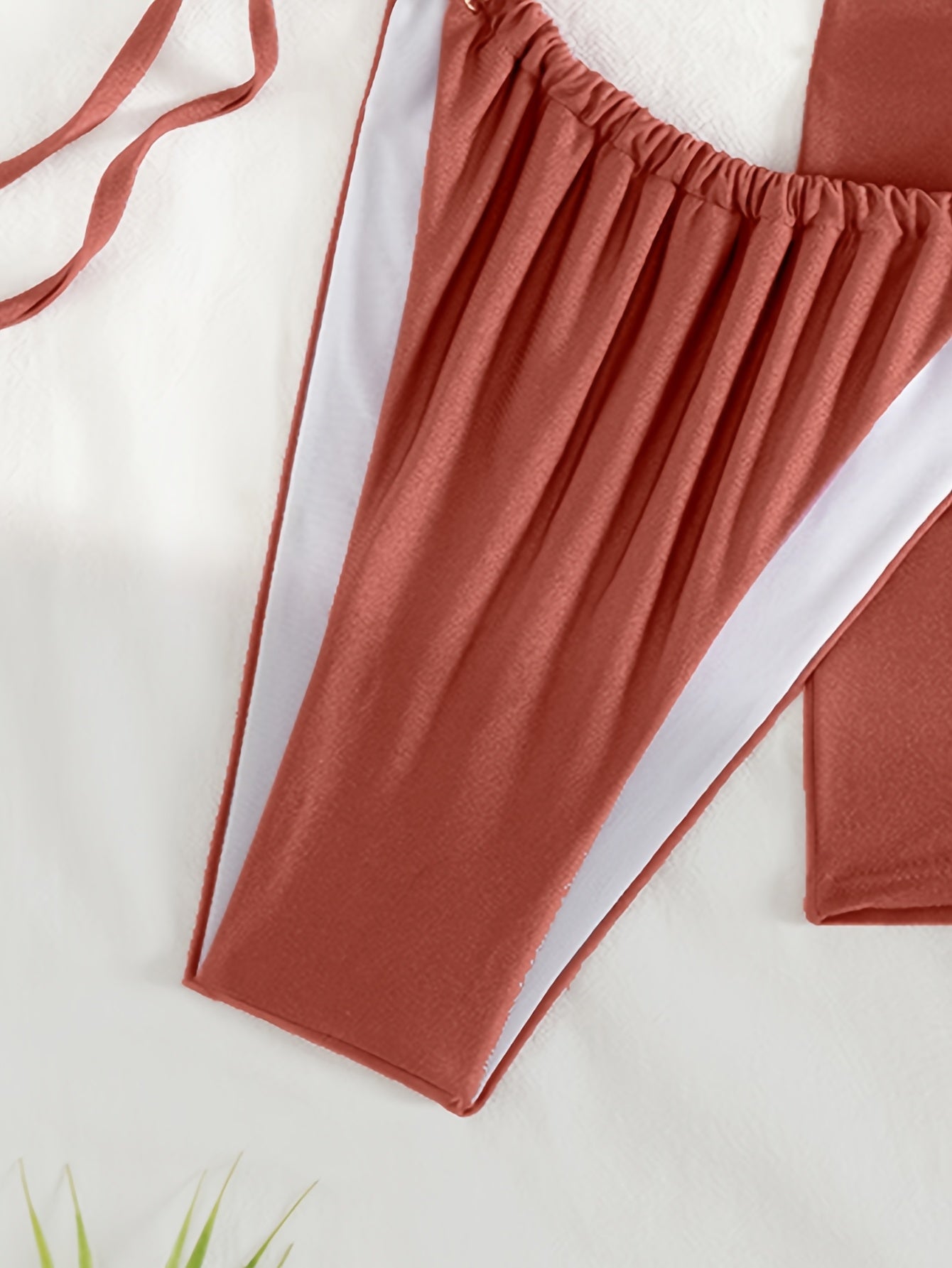 Bikini Fucsia 3 Piezas · Falda + Detalles Cruzados