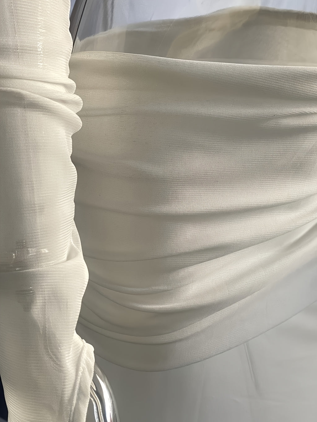 Set de dos piezas compuesto por vestido largo plisado