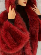 Abrigo de Peluche con Capucha · Elegante y Casual