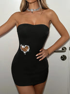 Vestido ajustado con detalle de corazón de pedrería brillante.