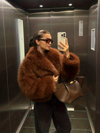 Abrigo sintético con cuello alto y botones