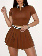 Conjunto de camiseta ajustada y falda mini con rayas.