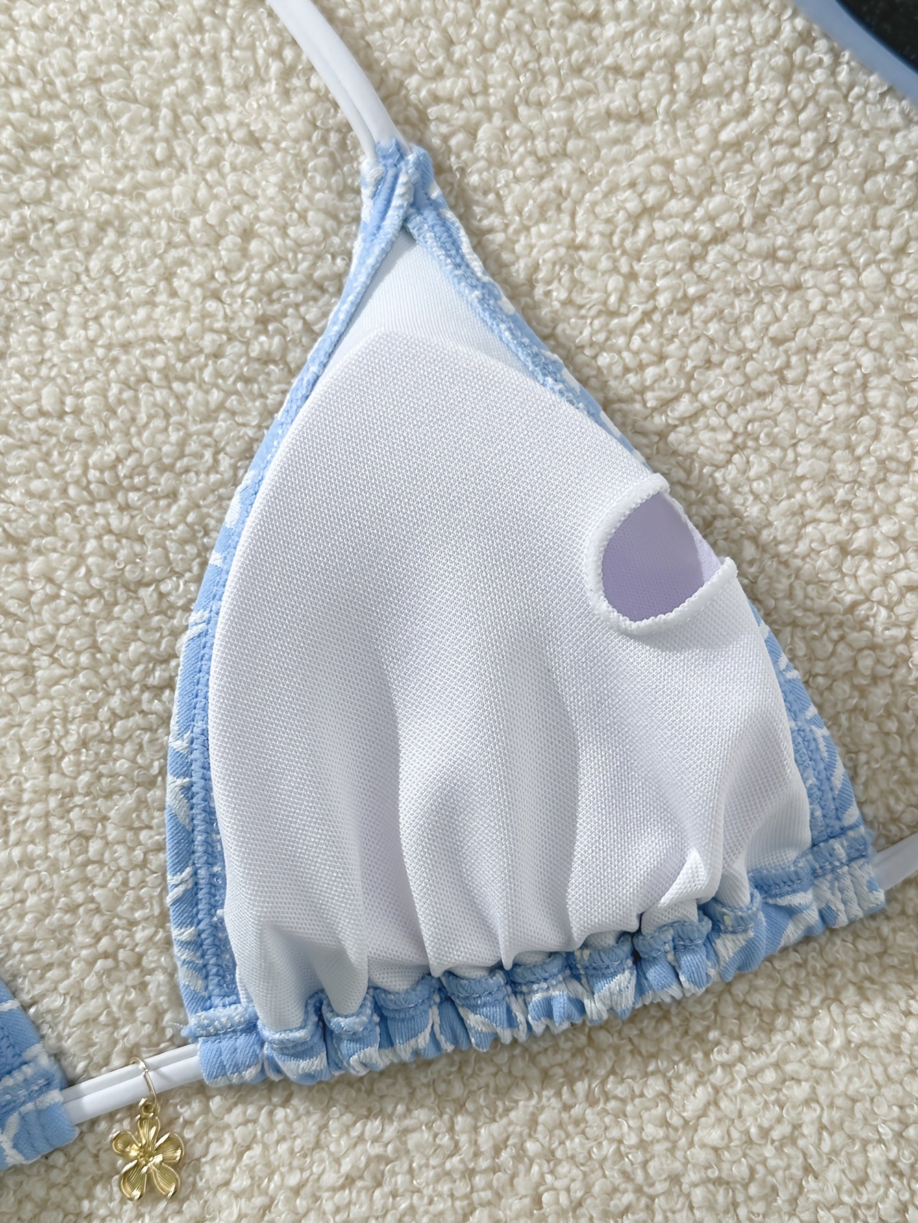 Bikini azul claro con flores blancas