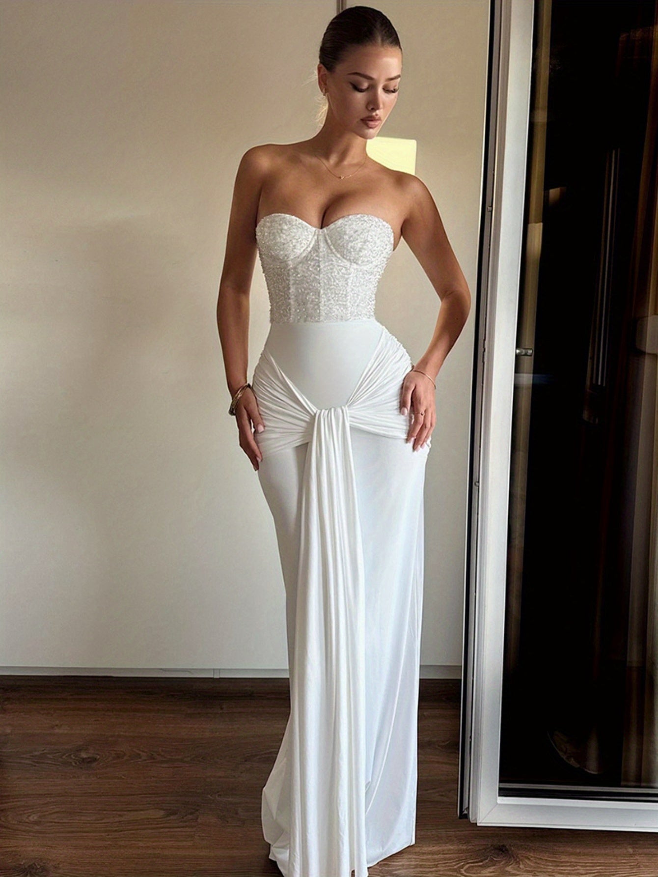 Vestido Largo Blanco con Lentejuelas y Espalda Descubierta – Elegancia Total