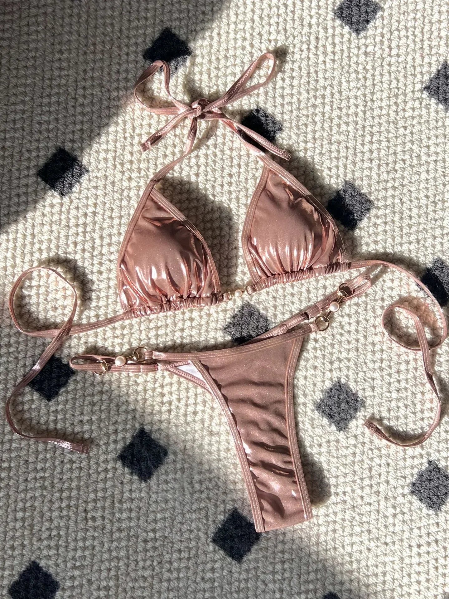 Micro Bikini Rosa Brillante Efecto PU – Sexy para Playa