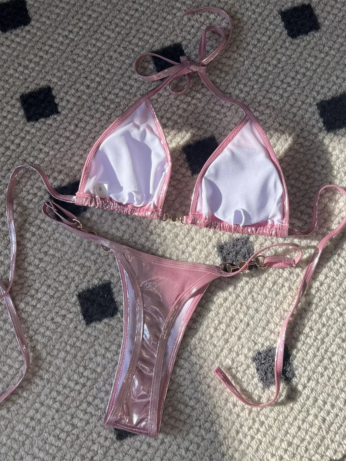 Micro Bikini Rosa Brillante Efecto PU – Sexy para Playa
