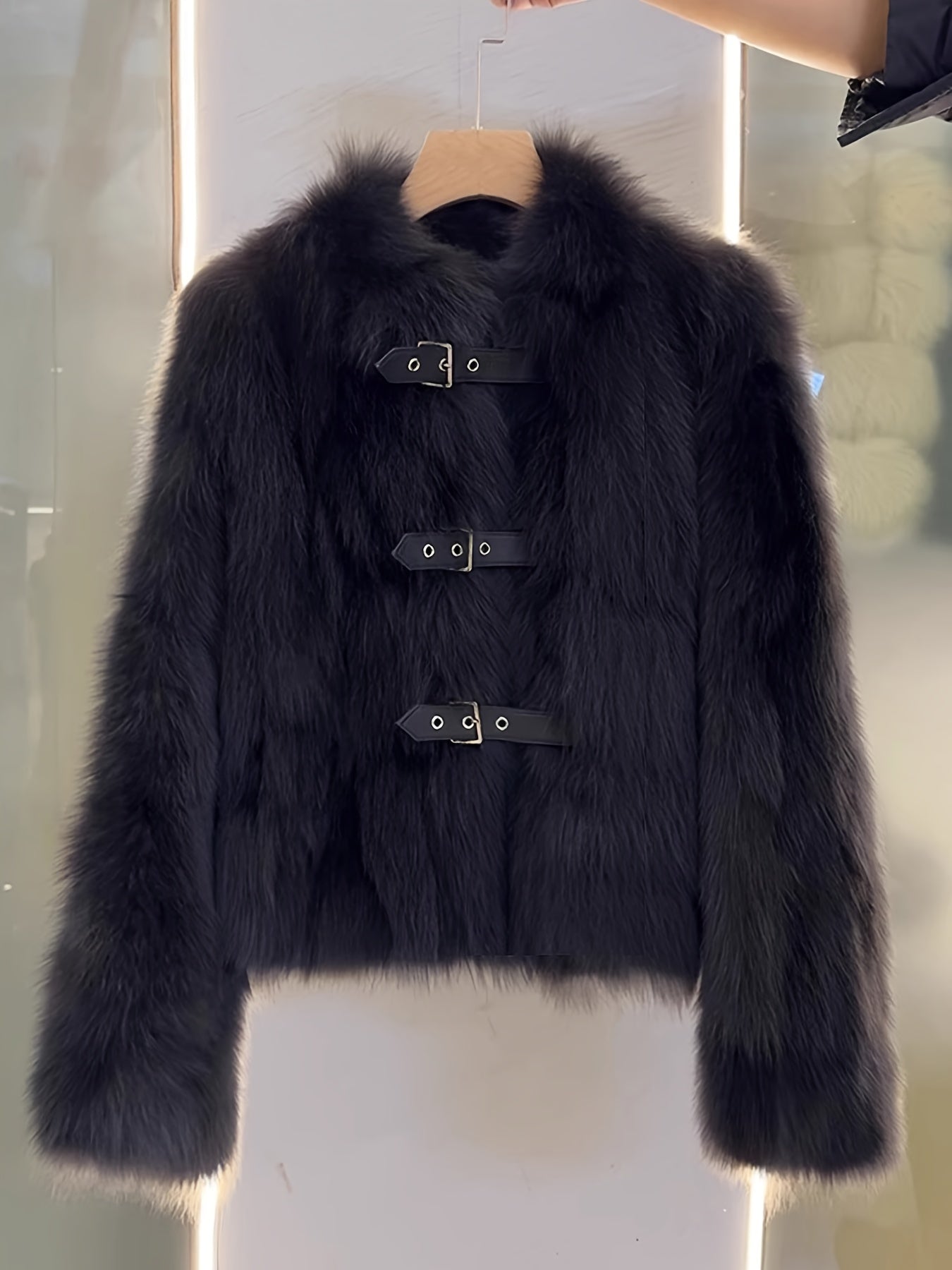 Abrigo Corto de Peluche · Cuello Alto y Botones