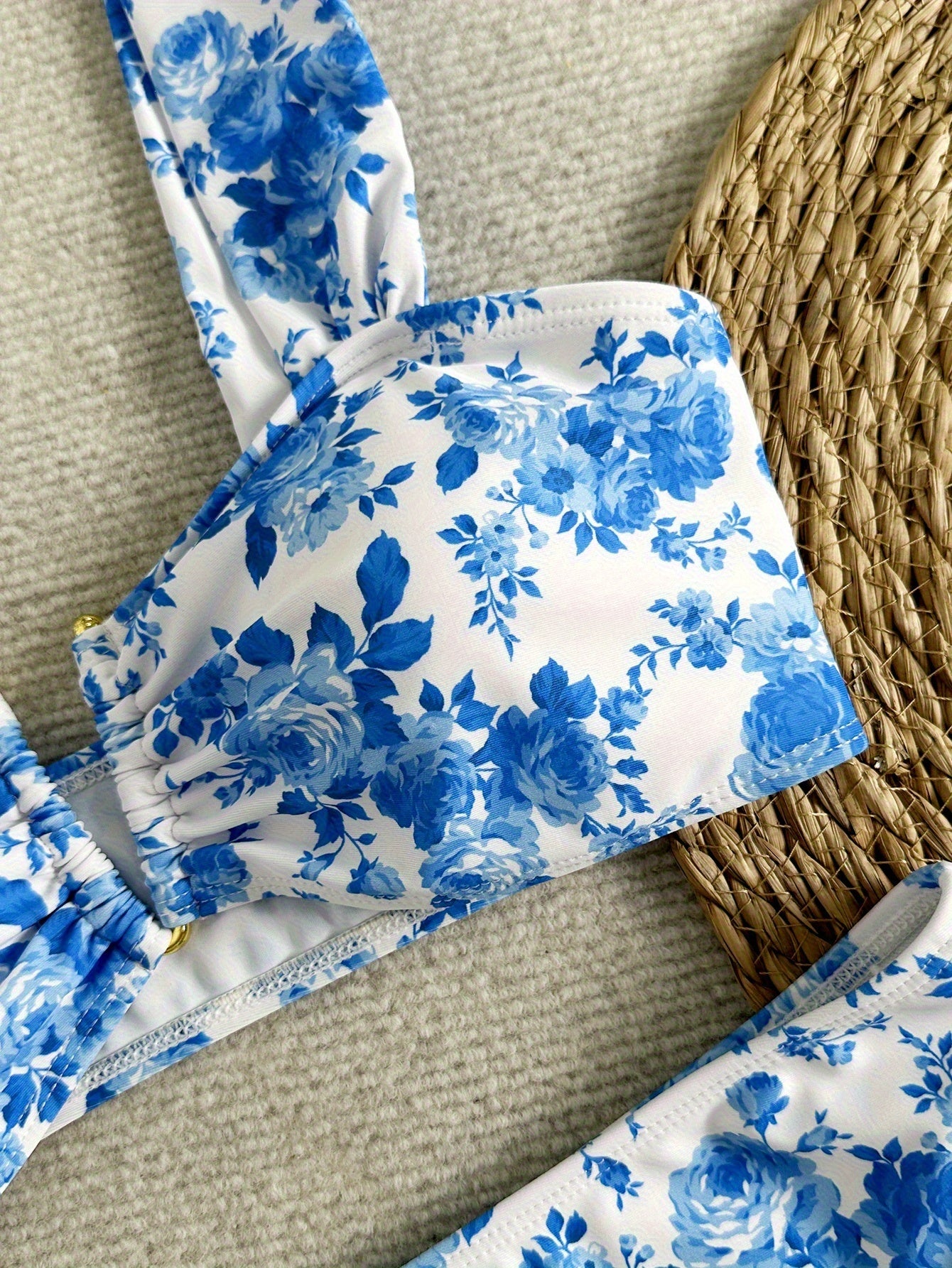 Bikini azul estilo porcelana con flores