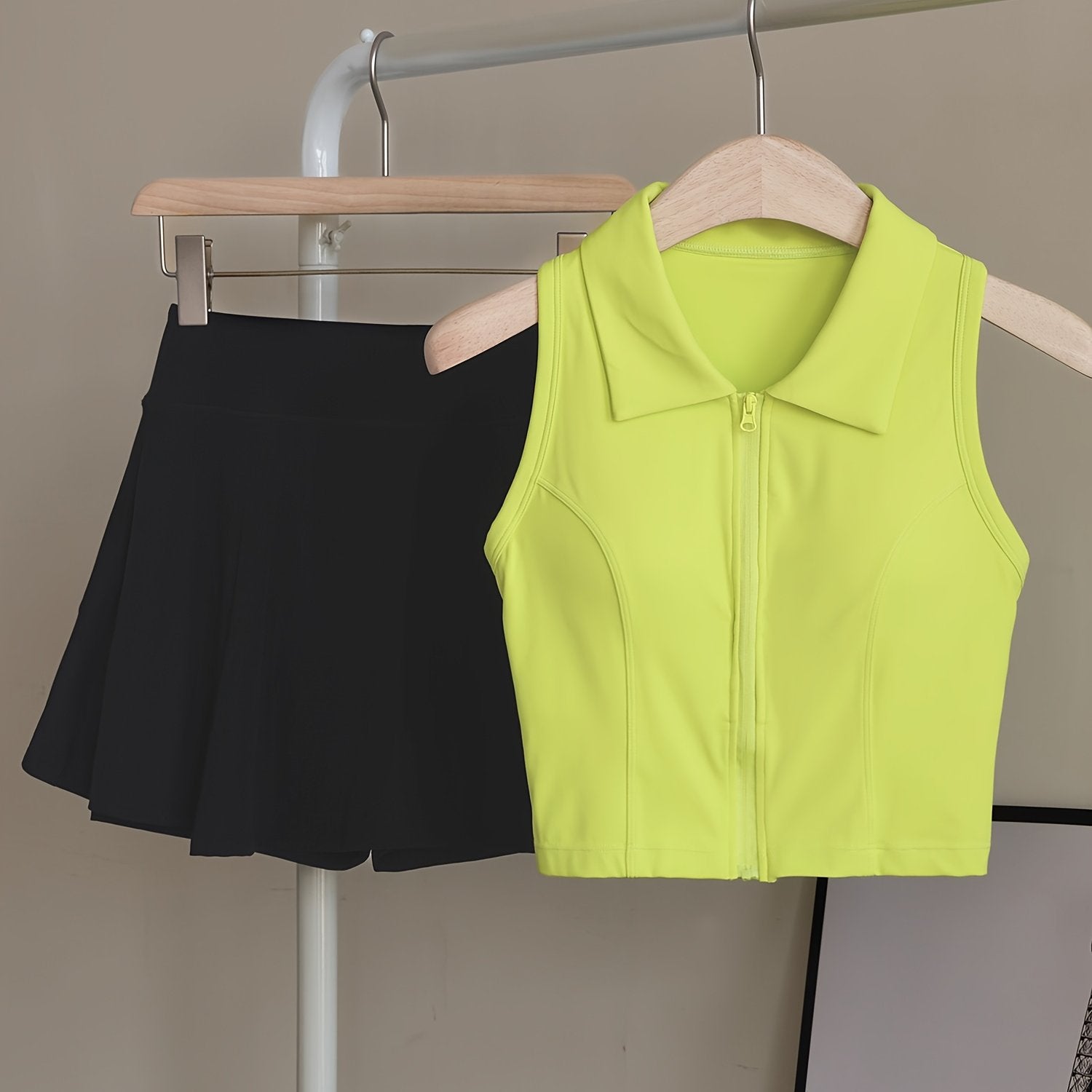 Set Deportivo 2 Piezas – Top con Almohadillas + Falda Short de Alto Rendimiento