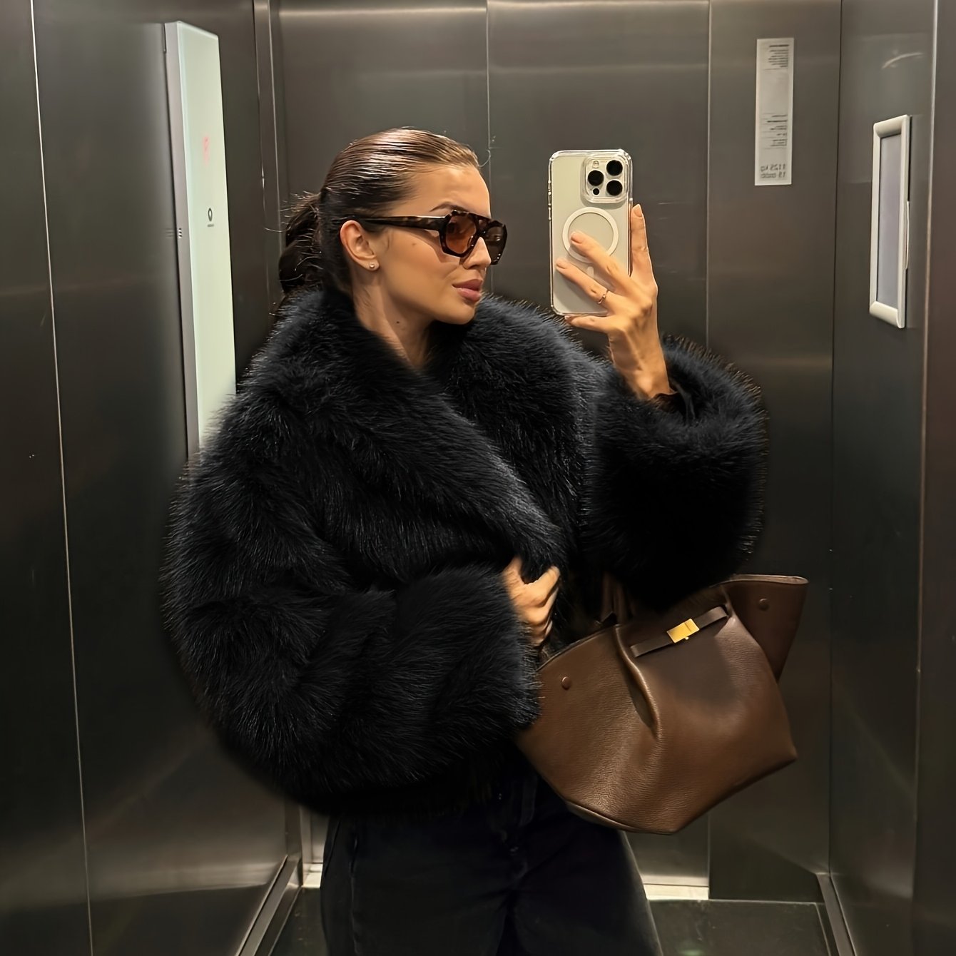 Abrigo sintético con cuello alto y botones