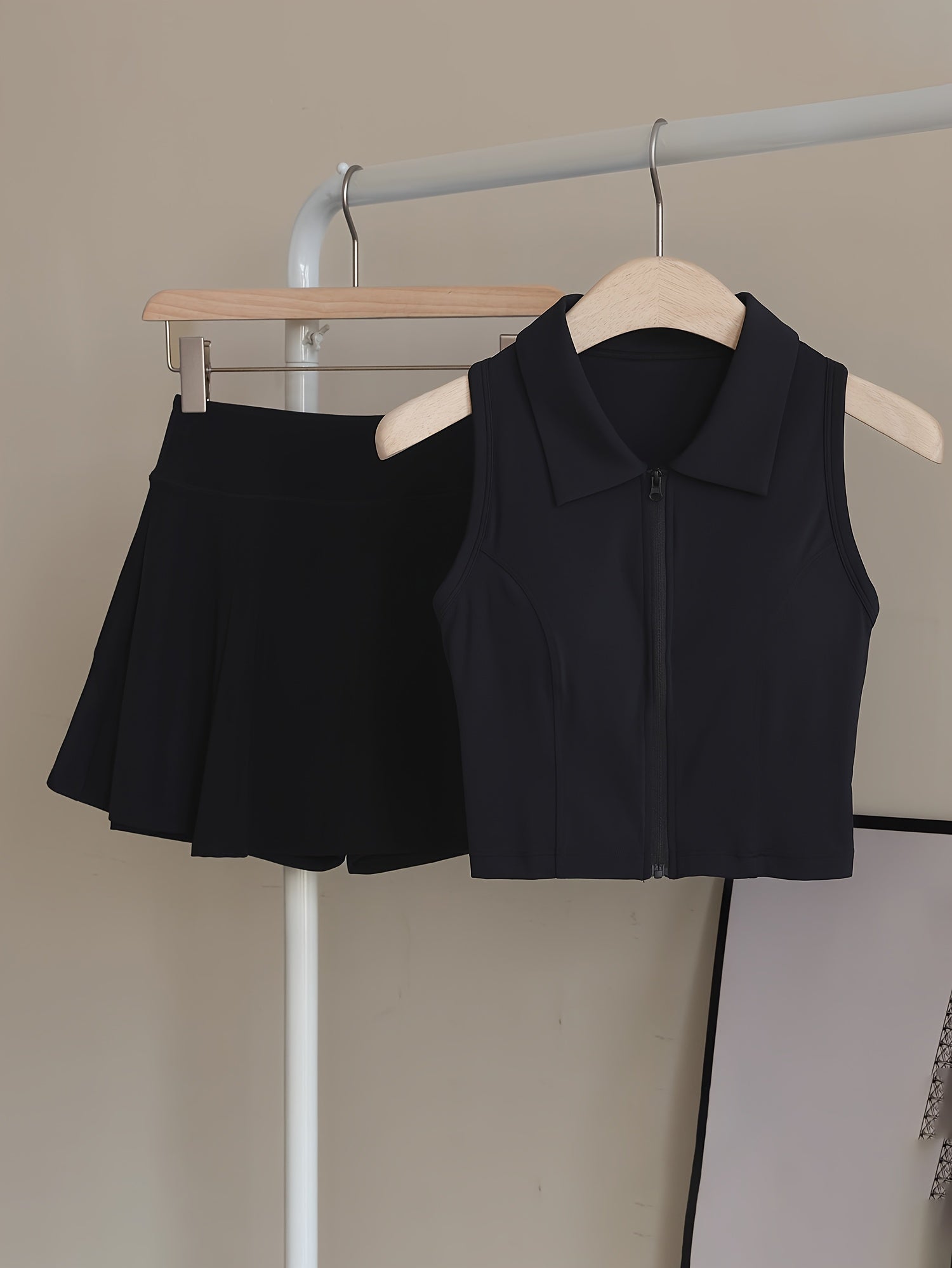 Set Deportivo 2 Piezas – Top con Almohadillas + Falda Short de Alto Rendimiento