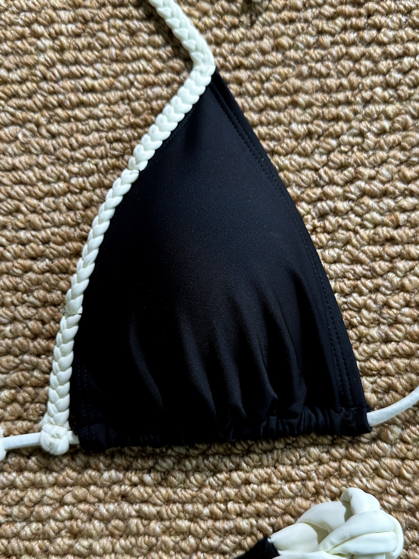 Bikini negro sexy con ribetes de cuerda