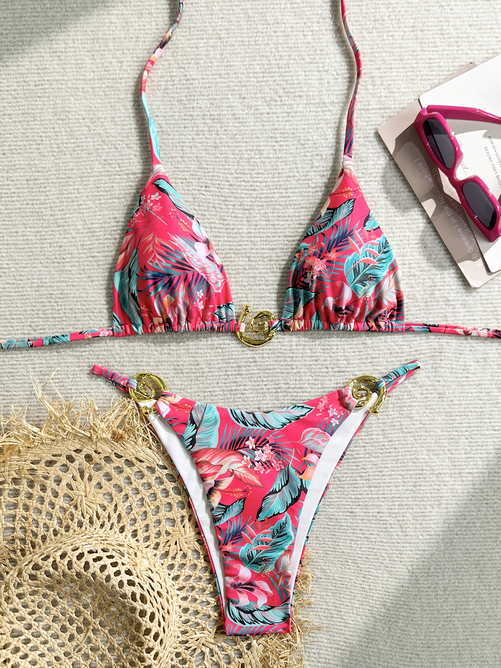 Bikini sexy con copa triangular y braga de corte alto