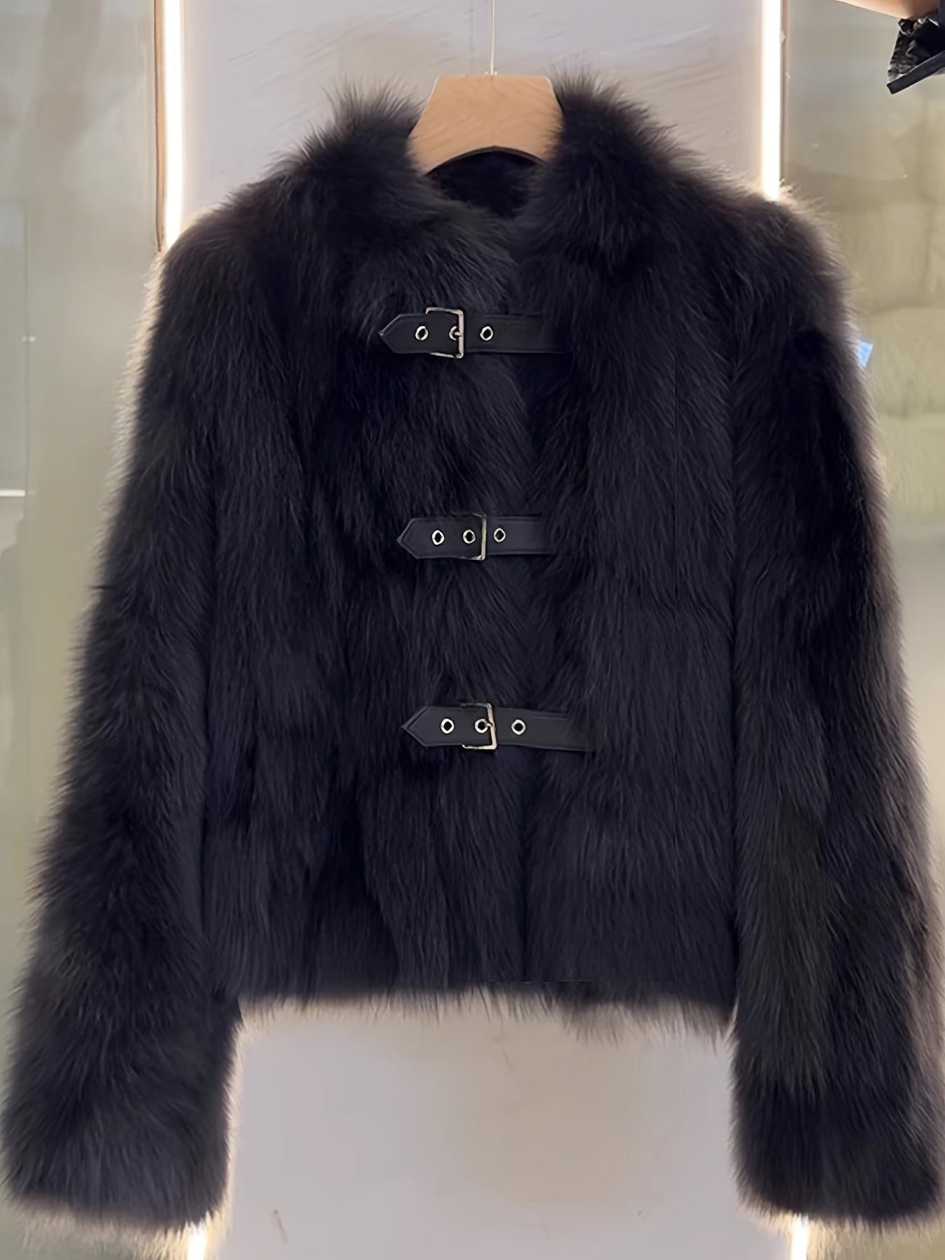 Abrigo Corto de Peluche · Cuello Alto y Botones