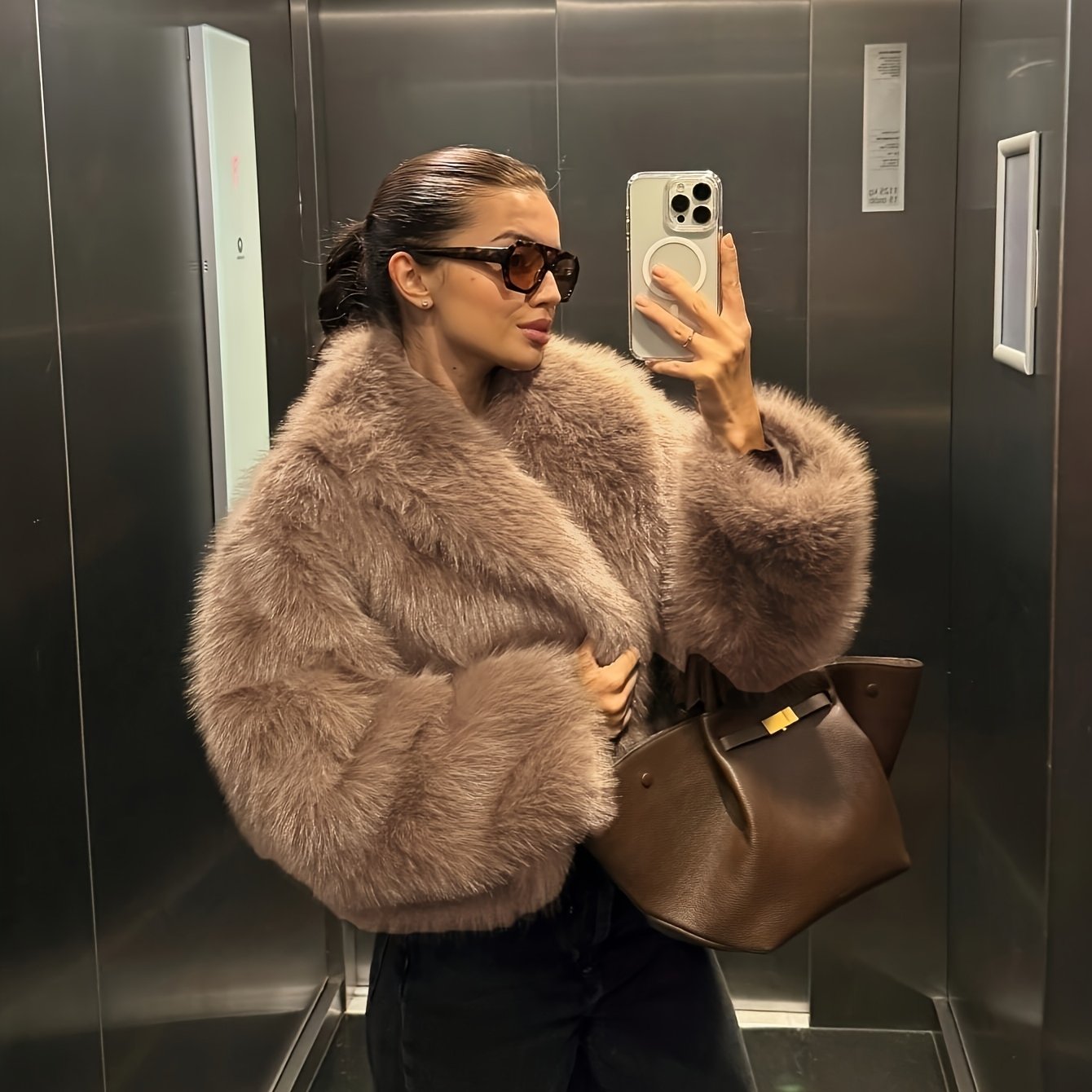 Abrigo sintético con cuello alto y botones