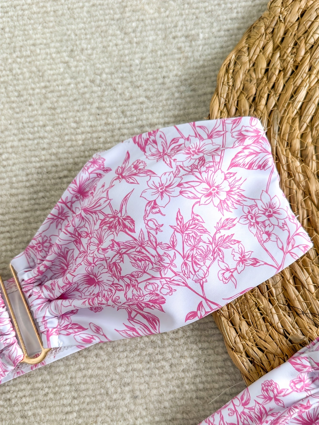Bikini sexy con estampado floral rosa y tirantes desmontables.