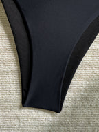 Bikini negro con tiras cruzadas y decoración metálica