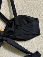 Bikini negro con tiras cruzadas y decoración metálica