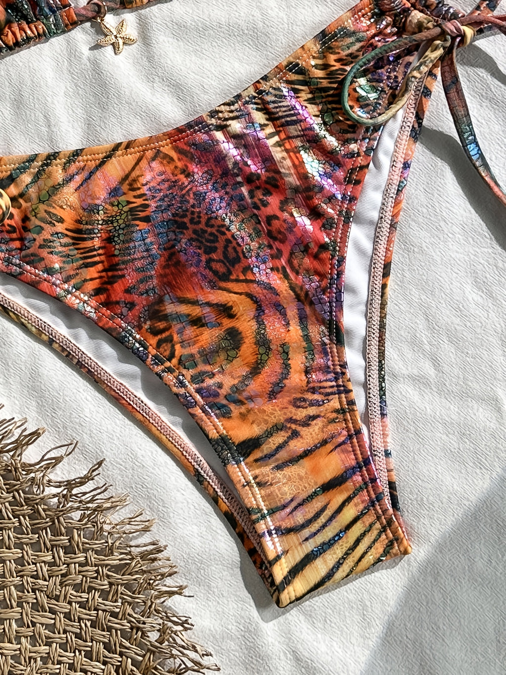 Bikini halter animal print láser.