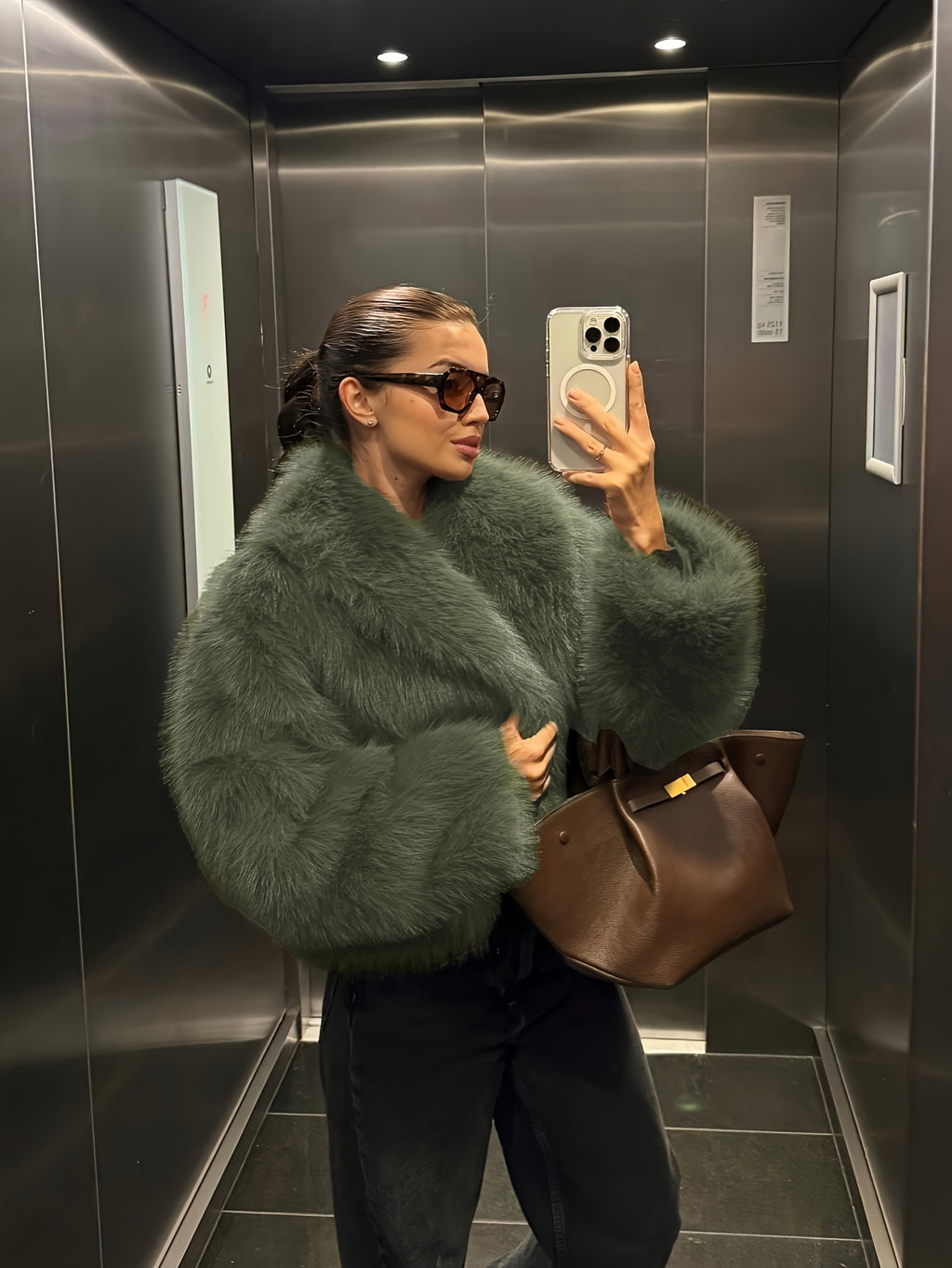 Abrigo sintético con cuello alto y botones