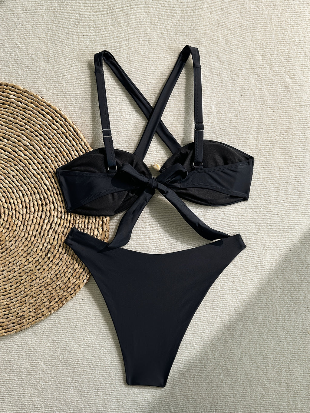 Bikini negro con tiras cruzadas y decoración metálica