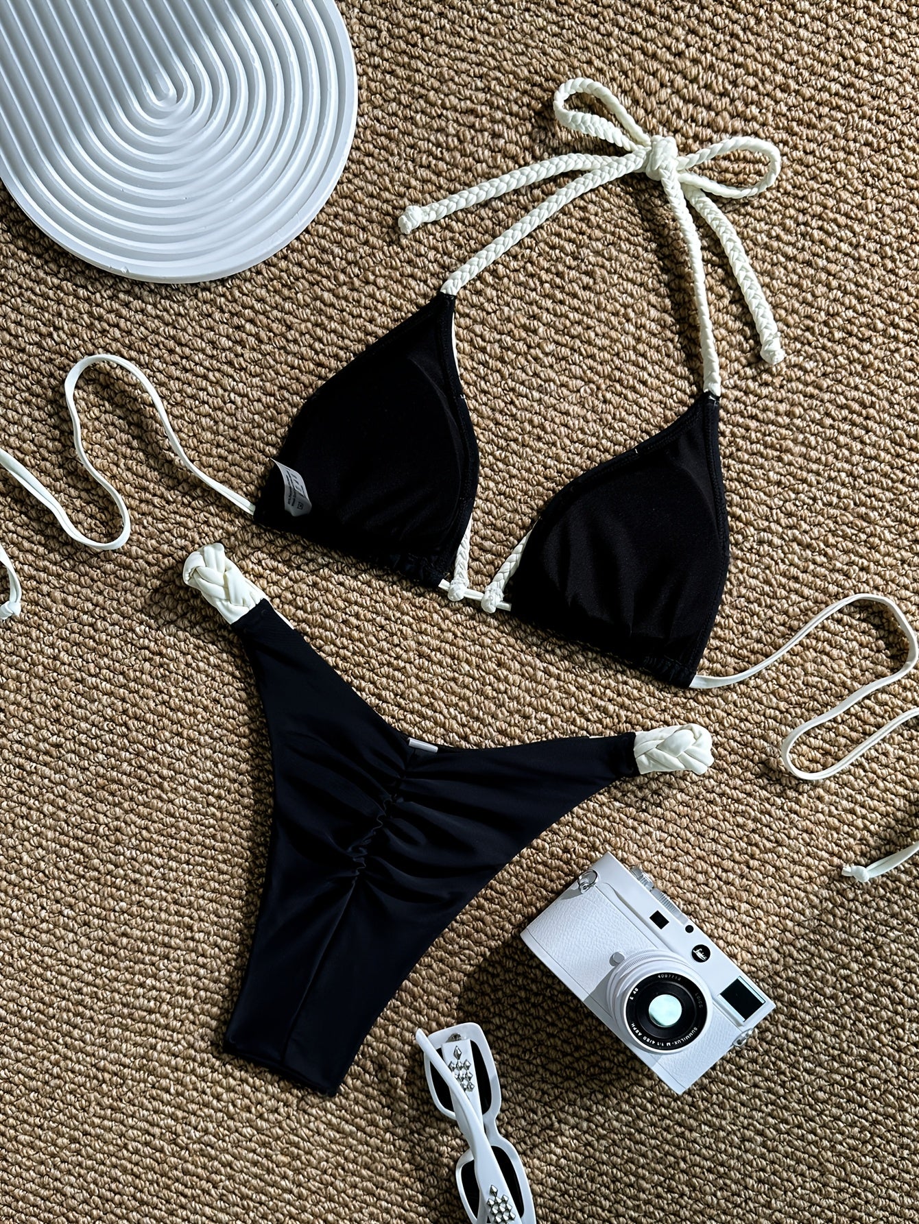 Bikini negro sexy con ribetes de cuerda