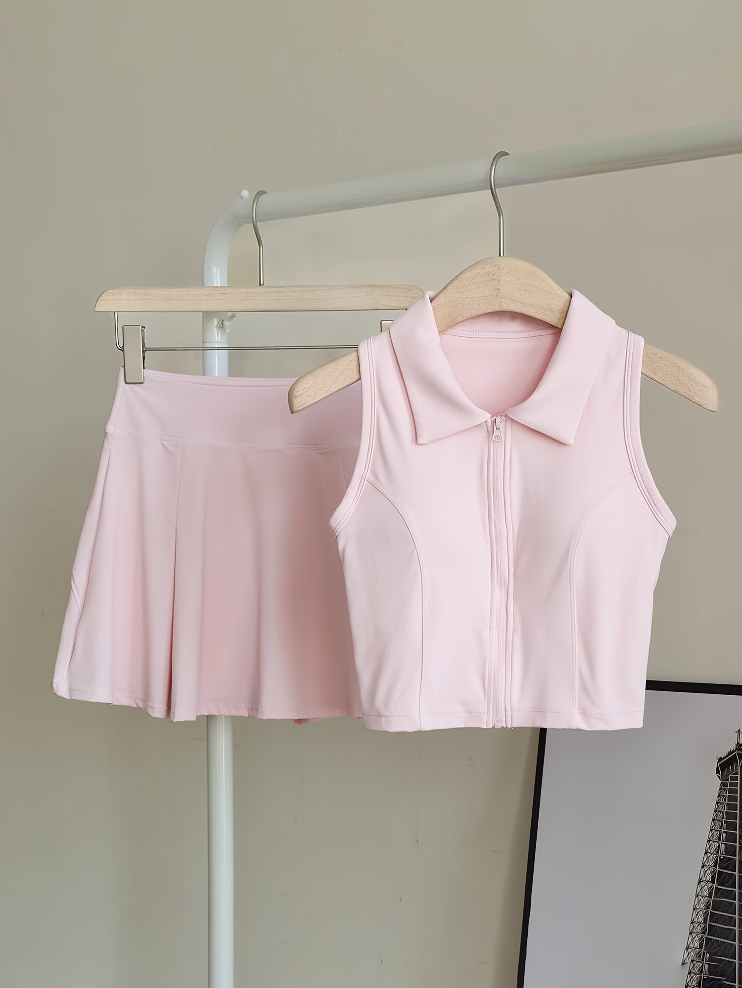 Set Deportivo 2 Piezas – Top con Almohadillas + Falda Short de Alto Rendimiento