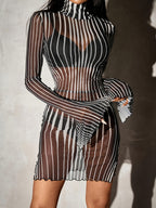 Vestido Ajustado de Cuello Alto con Abertura Asimétrica – Elegante y Seductor