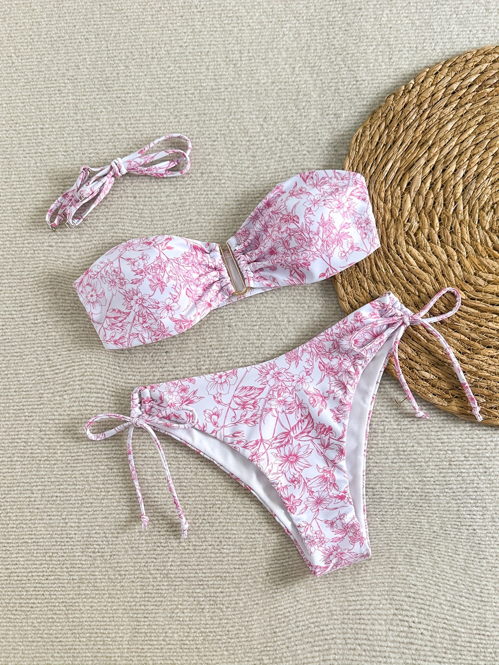 Bikini sexy con estampado floral rosa y tirantes desmontables.