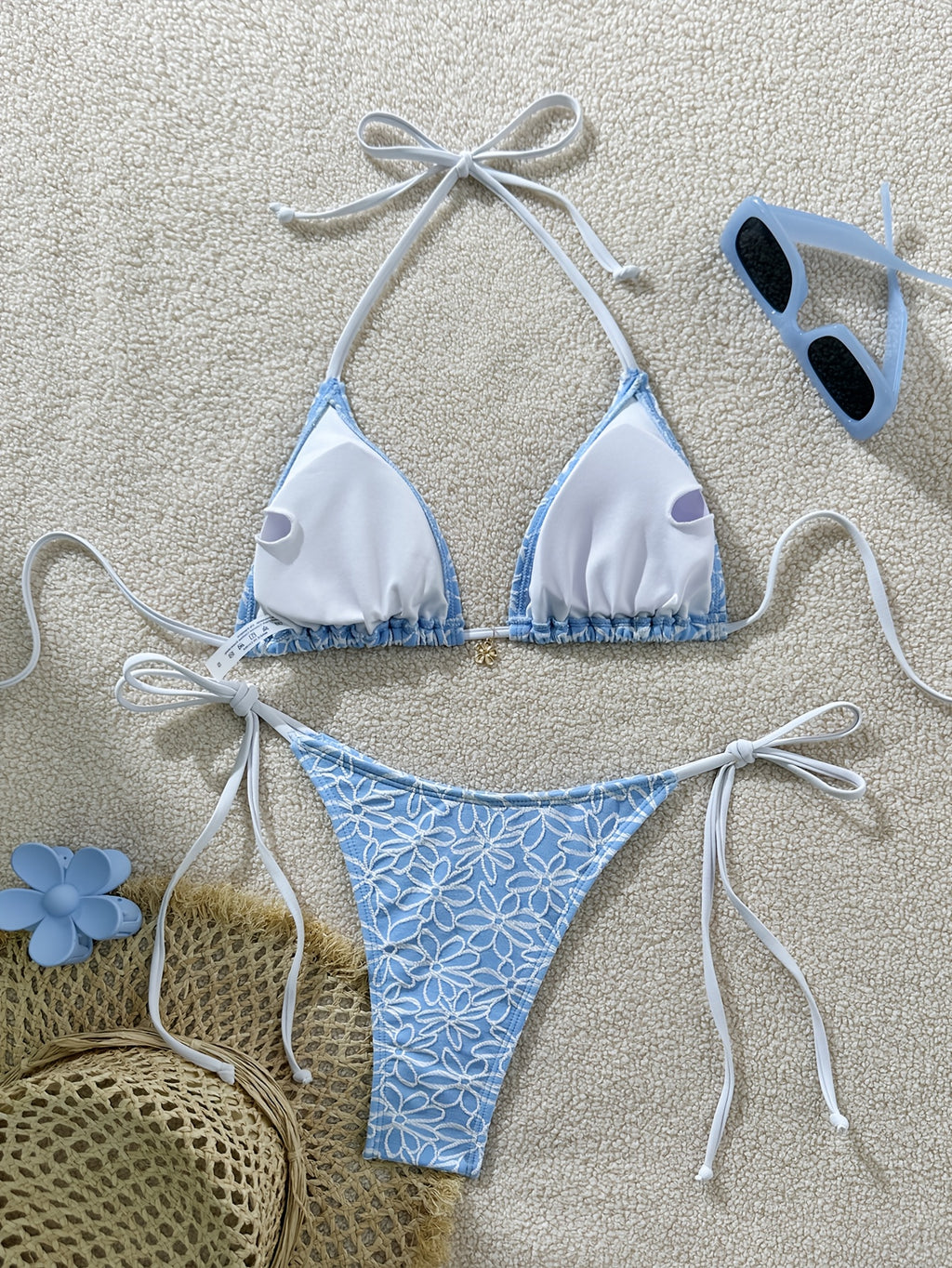 Bikini azul claro con flores blancas