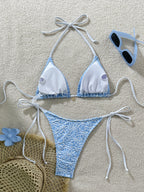 Bikini azul claro con flores blancas