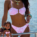 Bikini sexy con estampado floral rosa y tirantes desmontables.