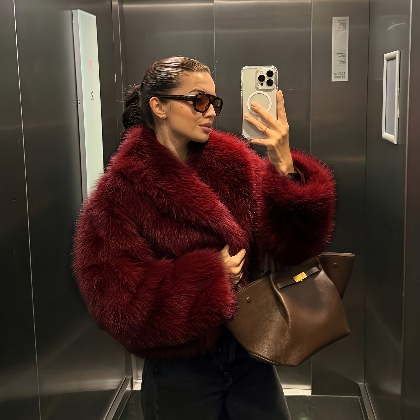 Abrigo sintético con cuello alto y botones