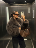 Abrigo sintético con cuello alto y botones