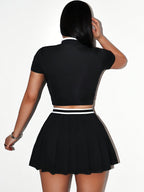 Conjunto de camiseta ajustada y falda mini con rayas.