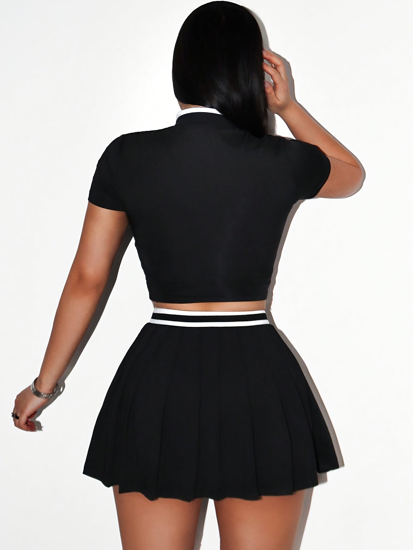 Conjunto de camiseta ajustada y falda mini con rayas.