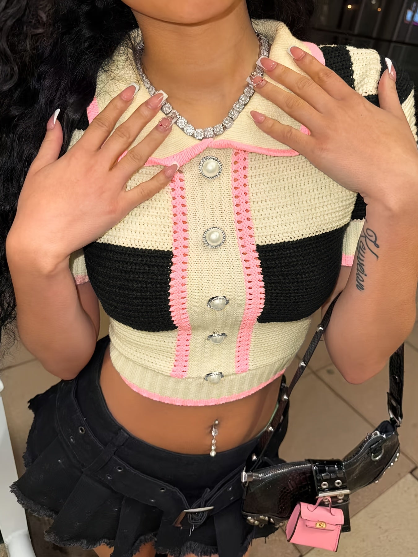 Top negro con botones de perlas + malla